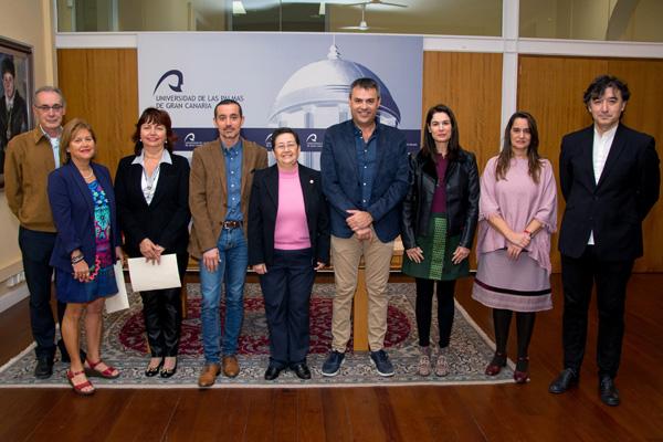 Foto de familia. De izda. a dcha.: José Antonio Serrano, Isabel González, Josefina Domínguez, Francisco Jesús Alonso, la Rectora Accidental Trinidad Arcos, Octavio Pérez, Carmen Luján, Ana María Blanco y Jin Javier Taira
