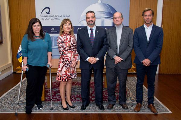 De izda. a dcha.: Rosa Rodríguez Bahamonde, Secretaria General de la ULPGC; la Gerente Eulalia Gil Muñiz; el Rector Rafael Robaina; el Presidente del Consejo Social, Ángel Tristán; y el Director de Universidades del Gobierno de Canarias, Ciro Gutiérrez