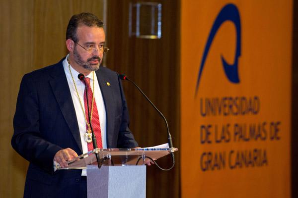 El Rector Rafael Robaina durante su discurso en el Acto de Toma de Posesión