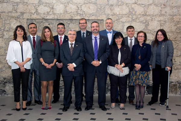 Foto de familia del nuevo Rector con los Vicerrectores y la Secretaria General