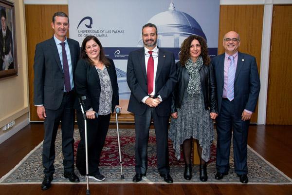 De izda. a dcha.:  Pedro Manuel Herráez Thomas, Director de la Escuela de Doctorado; la Secretaria General, Rosa Rodríguez; el Rector Rafael Robaina; Begoña González Landín, Directora de Planificación Académica; y Gerardo Delgado Aguiar, Director de Planificación Estratégica