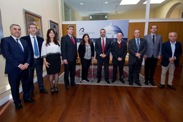 Foto de familia del Rector y la Secretaria General con los Catedráticos de Universidad