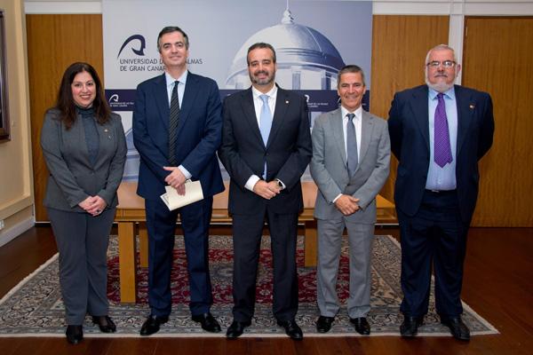 De izda. a dcha.: La Secretaria General de la ULPGC, el Catedrático Manuel Jesús Sarmiento, el Rector Robaina, el Catedrático Rafael Santana y el Catedrático José Luis Antonio Eiroa 