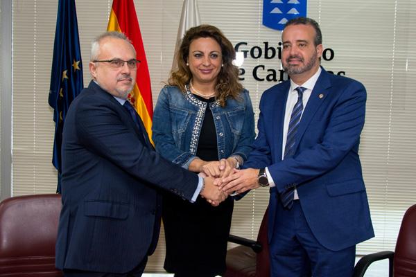 Los firmantes estrechan las manos