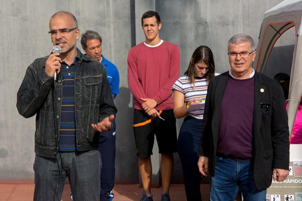 Imagen de la inauguración con la participación del profesor Ulises Castro (i) y el Vicerrector Antonio Ramos Gordillo (d)