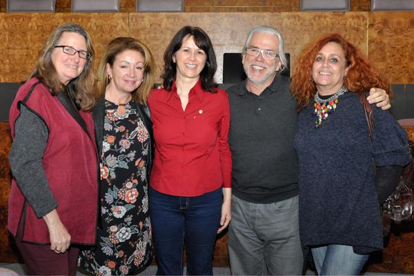 De izda. a dcha.: Chelo Álvarez-Stehle, Lidia Monzón, la Vicerrectora María del Pino Quintana, el director del Aula de Cine Diego Grimaldi y la Directora de la Unidad de Igualdad Ángeles Mateo