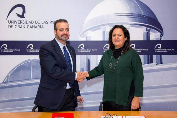 El Rector Robaina y la Directora de la Fundación MAPFRE Guanarteme estrechan las manos tras la firma del convenio