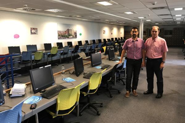 El Vicedecano Antonio Almeida (i) y el Decano Antonio González, durante la visita a la UCB en el Reino Unido