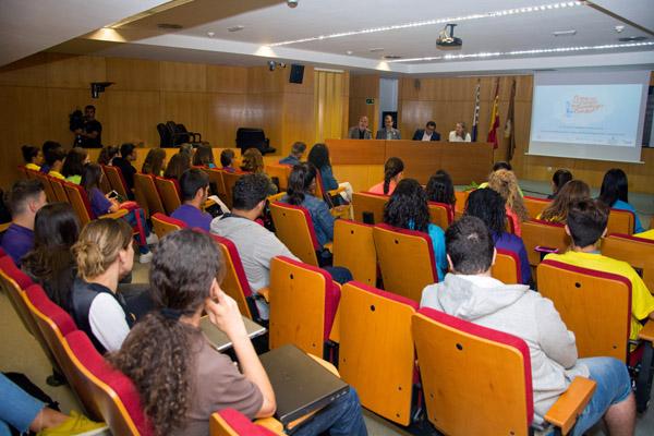 Imagen de la inauguración en la ULPGC, que estuvo presidida por el Vicerrector José Pablo Suárez (2º por la izda.)