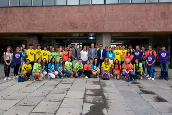 Foto de familia de los alumnos participantes y organizadores