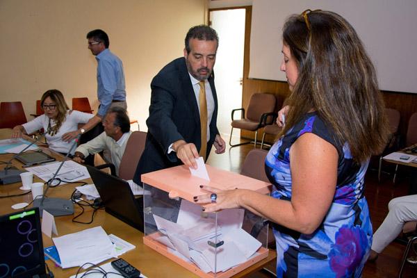 Imagen de las votaciones, durante la participación del Rector Rafael Robaina