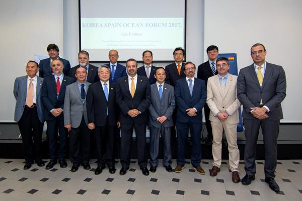 Foto de familia de organizadores y autoridades asistentes