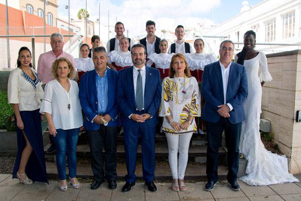 Foto de familia. De izda. a dcha.: David Castellano, Aurora Moreno, Juan Díaz, el Rector Rafael Robaina, Inés Jiménez y Rafael Caballero
