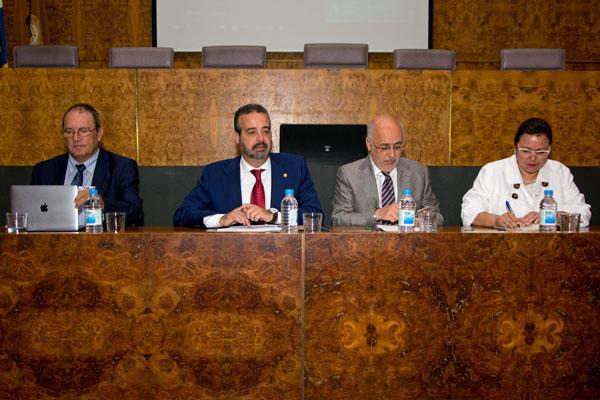 El encuentro estuvo presidido por el Rector Rafael Robaina (2º por la izda.)