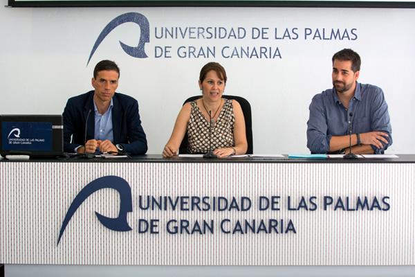 Otra imagen de la presentación. De izda. a dcha.: Eduardo Manrique de Lara, María del Pino Quintana y Javier Fernández