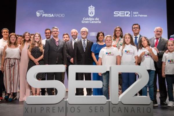 Foto de familia de los galardonados, con José Regidor en el centro