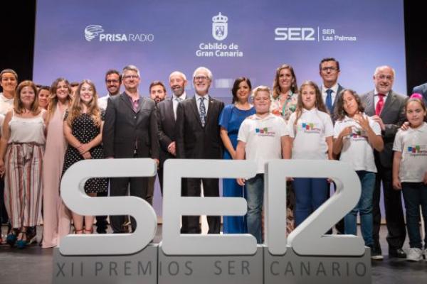 Foto de familia de los galardonados, con José Regidor en el centro