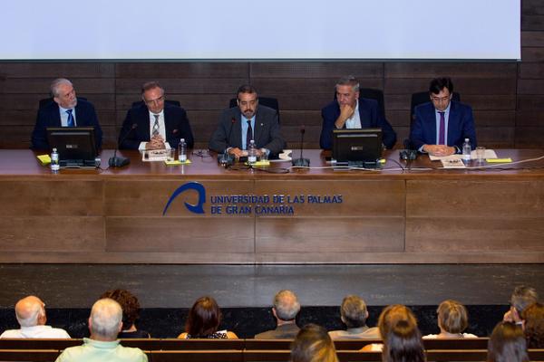 Imagen de la inauguración de la jornada, que estuvo presidida por el Rector Rafael Robaina (centro)