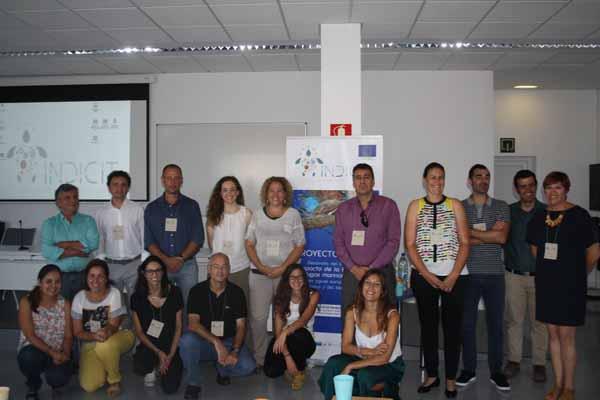 Foto de familia de los asistentes al taller-presentación