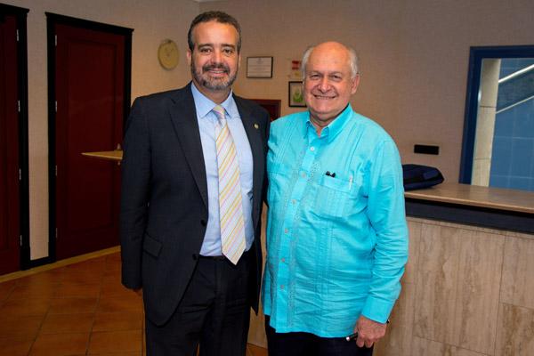 El Rector Robaina (i) junto con Manuel Elkin Patarroyo Murillo, director del FIDIC encargado de pronunciar la conferencia inaugural