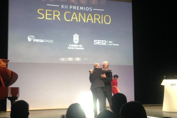 Otra imagen de la entrega del premio al ex Rector José Regidor