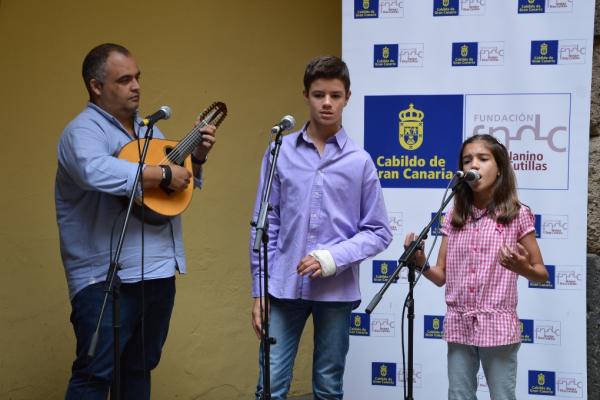 El profesor y verseador Yeray Rodríguez, junto con los pequeños talentos que participaron en el encuentro infantil