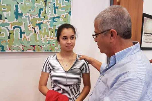 La estudiante Zaida María Rodríguez conversa con el Vicerrector Antonio S. Ramos