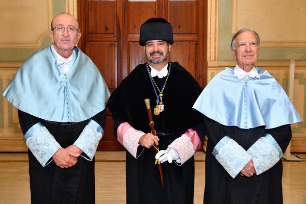 De izda. a dcha.: Antonio Tejera, el Rector Rafael Robaina y Miguel Rodríguez-Pantoja, momentos antes de comenzar el Acto de Investidura