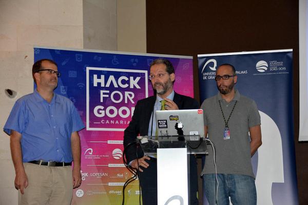 Otro momento del evento, con la participación del Vicerrector de Investigación, Desarrollo y Trasnferencia (i), el delegado territorial de Telefónica en Canarias (c) y el profesor coordinador del Hack For Good Canarias (d)