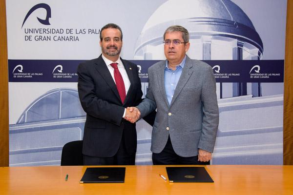 El Rector Robaina (i) y Marco Aurelio Pérez tras la firma del convenio marco con la Asociación Canaria de Universidades Populares