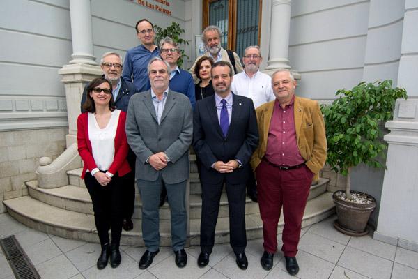 Foto de familia de los  miembros de la comisión ejecutiva de la CEDU con el Rector Rafael Robaina