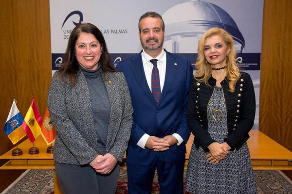 De izda. a dcha.: La Secretaria General de la ULPGC, el Rector Rafael Robaina y la Catedrática María Milagrosa Gómez