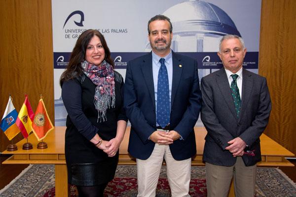 De izda. a dcha.: Rosa Rodríguez Bahamonde, el Rector Rafael Robaina y el Catedrático de Universidad Vinculado, José Carlos Rodríguez