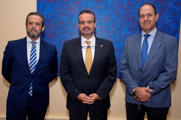 En la imagen, de izda. a dcha.: José Ángel Iglesias, el Rector Robaina y otro representante de la Mutua Asepeyo