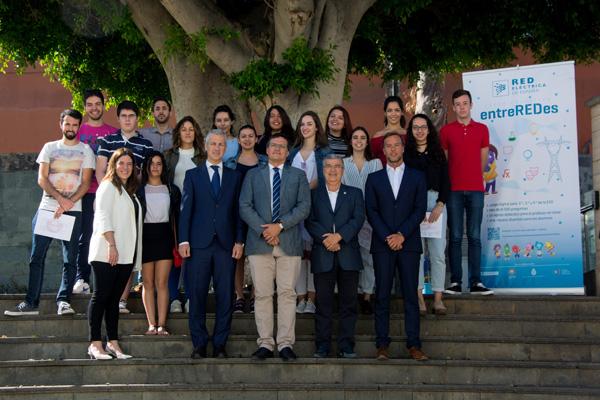 Foto de familia con los estudiantes universitarios participantes en el Programa con los organizadores y el Vicerrector Antonio Ramos