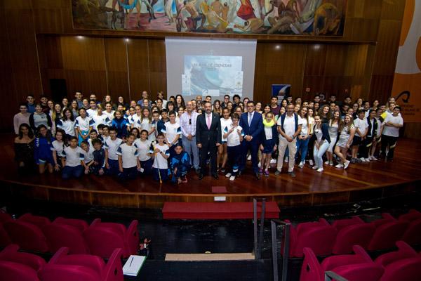 Foto de familia de los participantes con el Rector Rafael Robaina