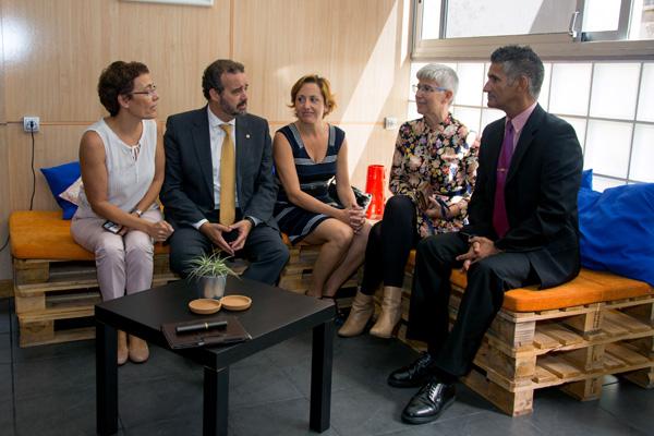 El Rector visitó las nuevas instalaciones para que los alumnos puedan relajarse entre clase y clase
