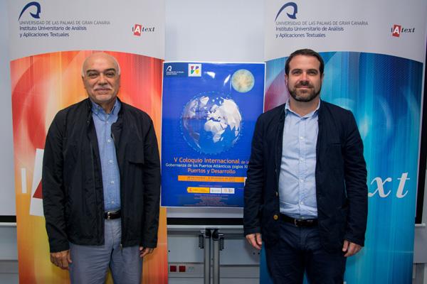 El Catedrático Miguel Suárez Bosa (i) y el investigador Daniel Castillo (d), coordinadores del coloquio, durante la presentación pública