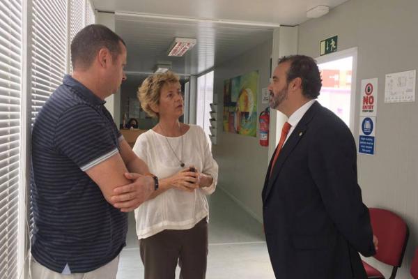 El Rector Robaina (d) durante la visita a las instalaciones, ubicadas en Taliarte