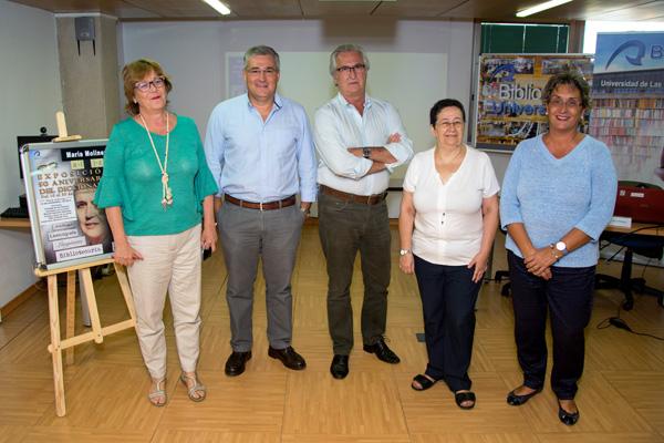 De izda. a dcha: Avelina Fernández, personal de la Biblioteca; el Catedrático Manuel Ramírez; el Subdirector de la Biblioteca Universitaria, Félix Pintado; la Catedrática Trinidad Arcos; y la Directora de la Biblioteca Universitaria, María del Carmen Martín Marichal