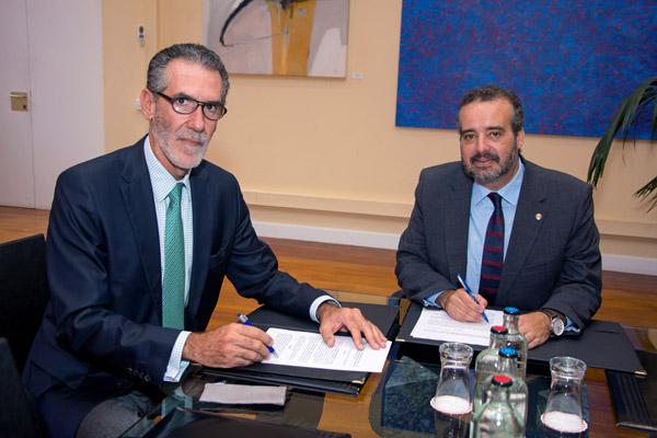 Fernando Jiménez, representante del Hospital Policlínico La Paloma, y el Rector Rafael Robaina, durante la firma de la adenda