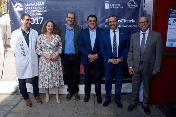 Foto de familia del Rector y el Vicerrector de Investigación con las autoridades asistentes