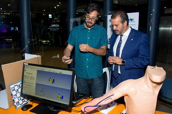 El Rector Robaina durante la visita a uno de los stands de divulgación