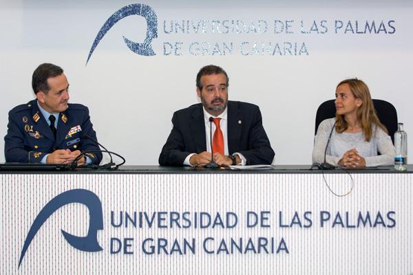 De izda. a dcha.: El General de Brigada José Luis Figuero, el Rector Rafael Robaina y a Secretaria General de Helsinki España, María Jaén Barandiarán