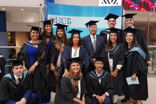 Foto de grupo de los alumnos de la FEET de la ULPGC con el Decano y la Vicedecana