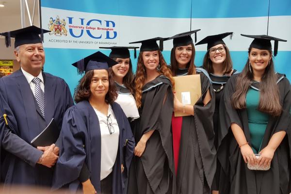 Otra imagen de alumnos de la ULPGC con el Decano y la Vicedecana