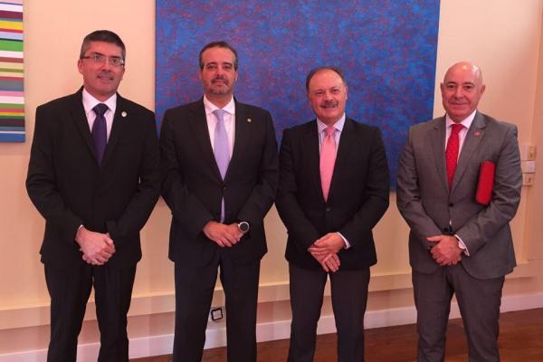 El Rector Rafael Robaina y el Vicerrector Richard Clouet junto con los representantes de Iberia