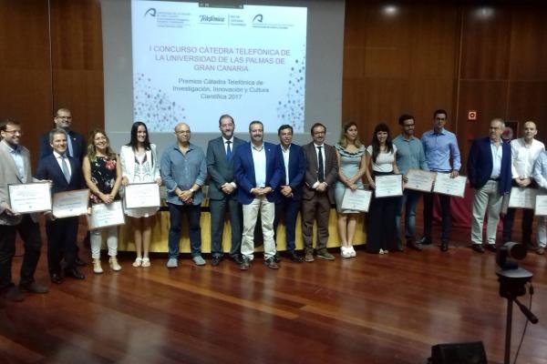 Foto de familia con los ganadores del I Concurso de la Cátedra Telefónica