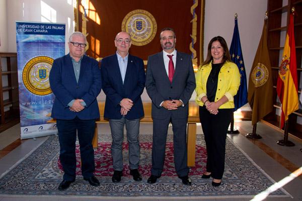 De izda. a dcha.: el Director de la Escuela de Arquitectura, el nuevo Secretario, el Rector Rafael Robaina y la Secretaria General de la ULPGC