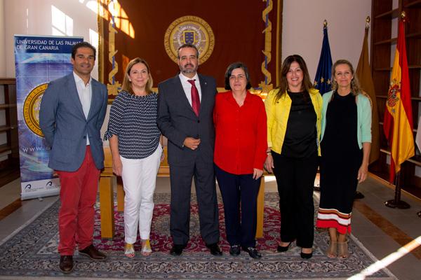 La nueva Vicedecana (2ª por la izda.), junto con el Decano de Veterinaria (1º por la izda.), el Rector Robaina (c) y la Secretaria General (2ª por la dcha)